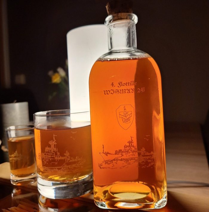 Whiskey-Flasche mit Glas
